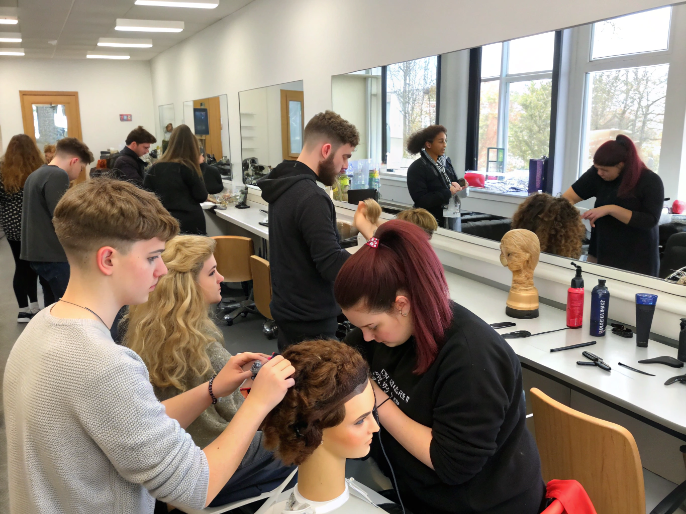 Studenten in een moderne salon tijdens een kniptechniek training